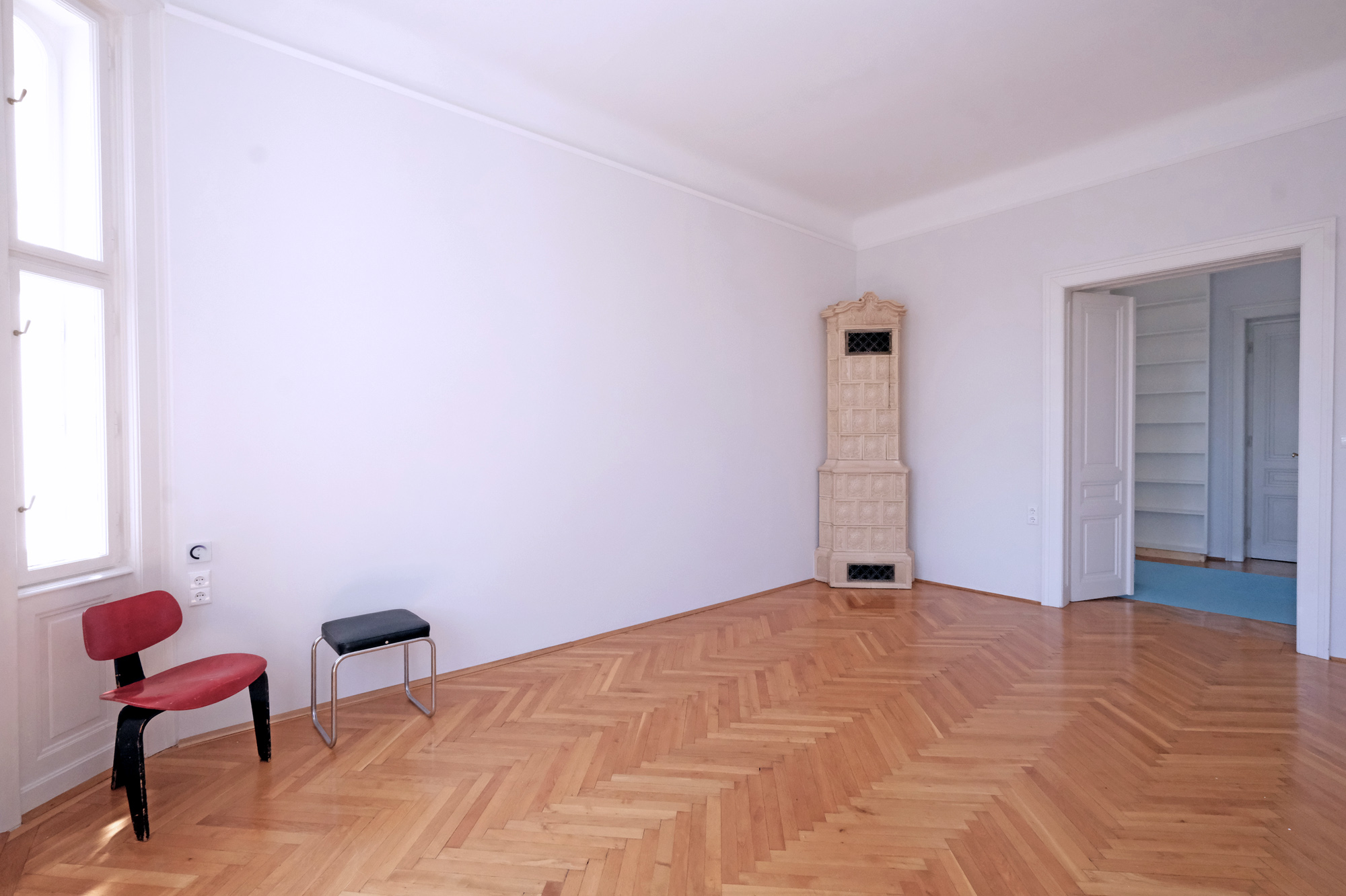 Adaptierung und Umgestaltung Mietwohnung S, Wien 19, Wohnzimmer, Trennwand neu, Blick Richtung Kaminwand 2